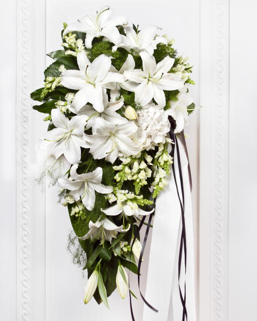 Похоронный букет из белых цветов